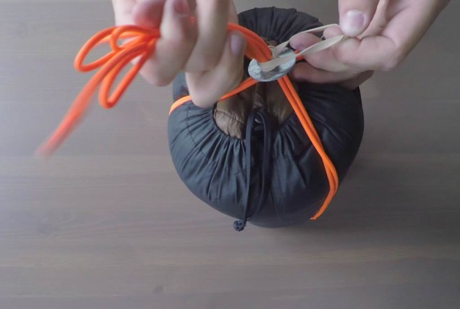 Wrap rubber band around paracord