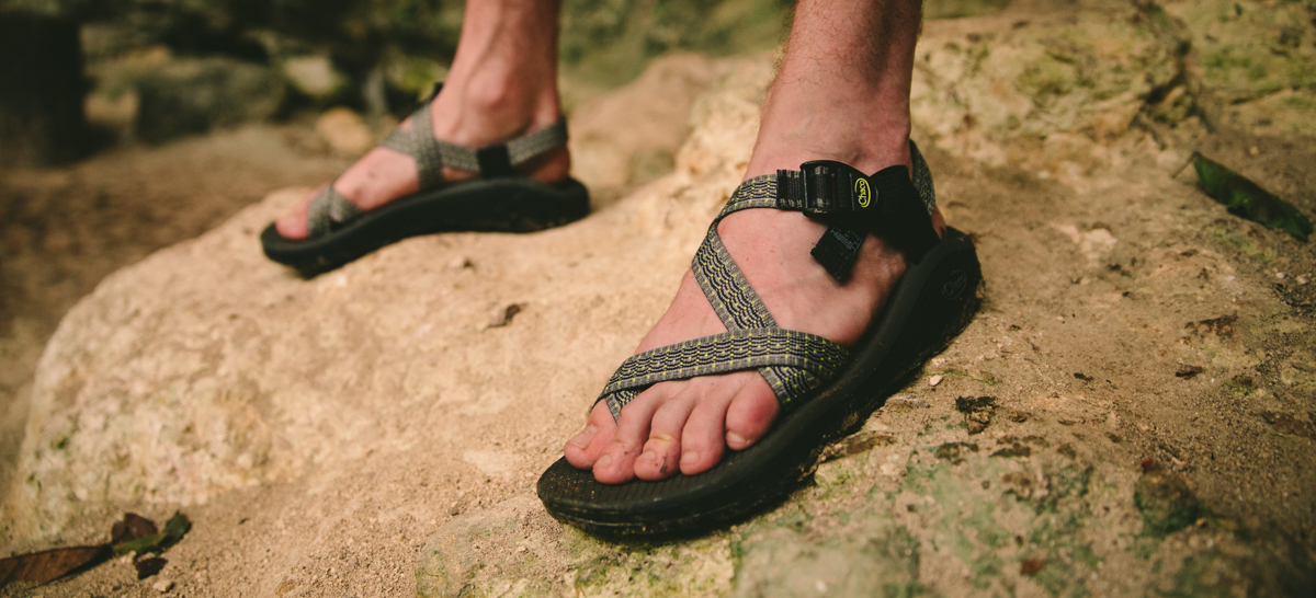 men's chacos with toe strap